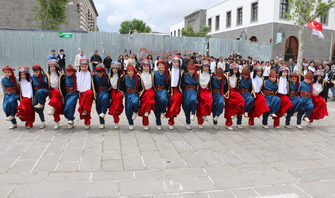 Diyarbakır'da mesleki ve teknik eğitime dikkat çekmek amacıyla düzenlenen "Maarifin
