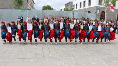 Diyarbakır'da mesleki ve teknik eğitime dikkat çekmek amacıyla düzenlenen "Maarifin