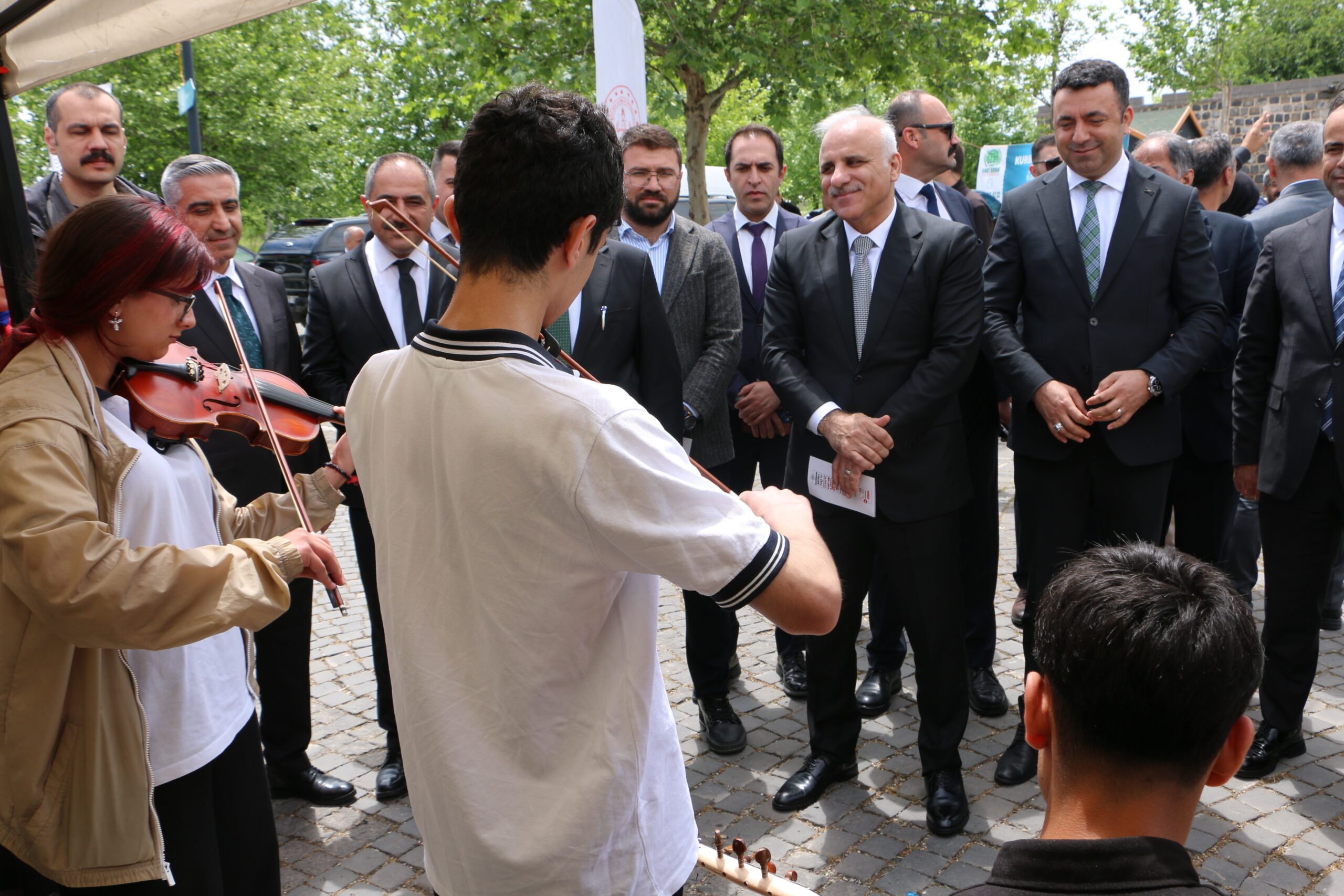 Diyarbakır'da mesleki ve teknik eğitime dikkat çekmek amacıyla düzenlenen "Maarifin Kalbinde Marifetli Gençlik" Mesleki ve Teknik Eğitim Fuarı, yoğun katılım ve büyük ilgiyle gerçekleştirildi.
