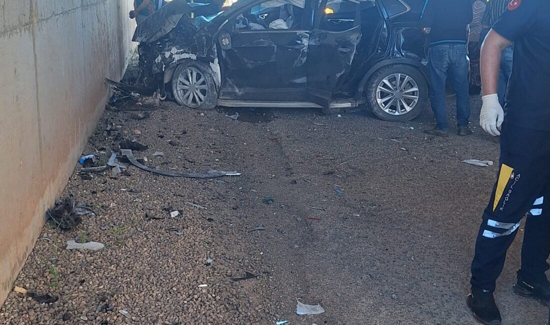 Diyarbakır'ın Çınar ilçesinde seyir halindeki otomobilin alt geçitte duvara çarpması