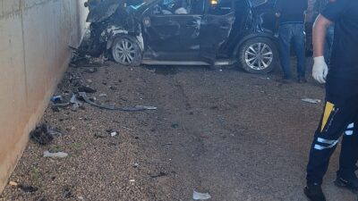 Diyarbakır'ın Çınar ilçesinde seyir halindeki otomobilin alt geçitte duvara çarpması