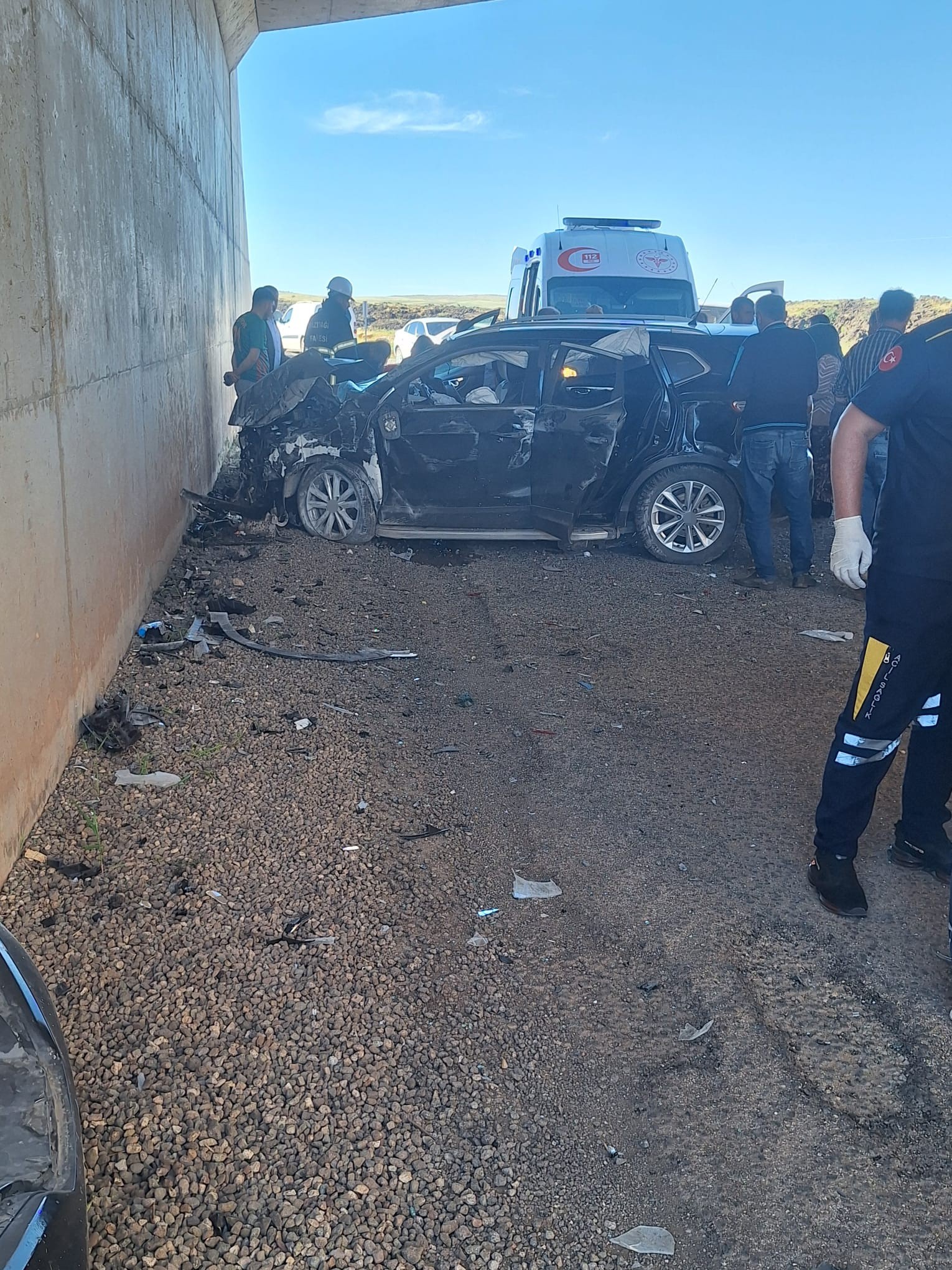 Diyarbakır'ın Çınar ilçesinde seyir halindeki otomobilin alt geçitte duvara çarpması