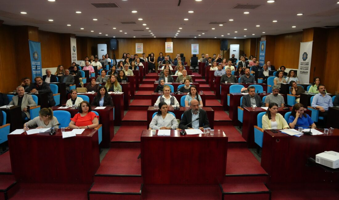 Diyarbakır Büyükşehir Belediyesi Meclisi’nin mayıs ayı toplantısına katılan Batman Üniversitesi