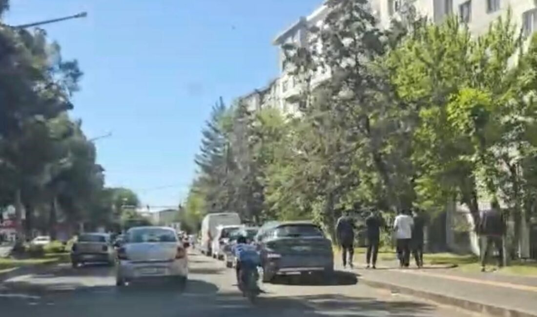 Diyarbakır'ın merkez Bağlar ilçesinde uzanarak motosiklet kullanan sürücünün, hem kendi