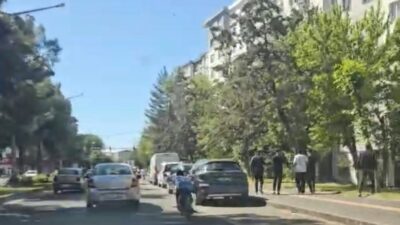 Diyarbakır'ın merkez Bağlar ilçesinde uzanarak motosiklet kullanan sürücünün, hem kendi