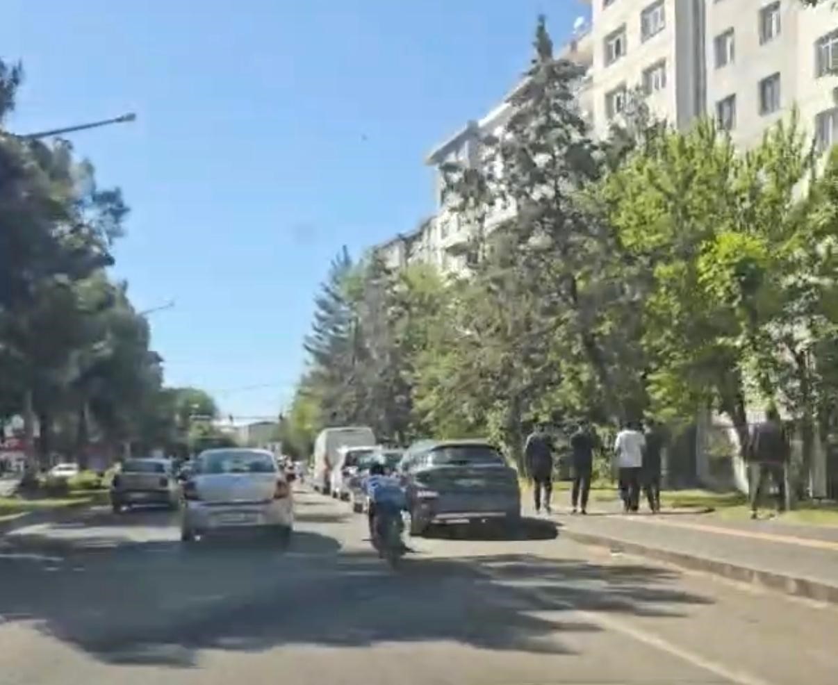 Diyarbakır'ın merkez Bağlar ilçesinde uzanarak motosiklet kullanan sürücünün, hem kendi