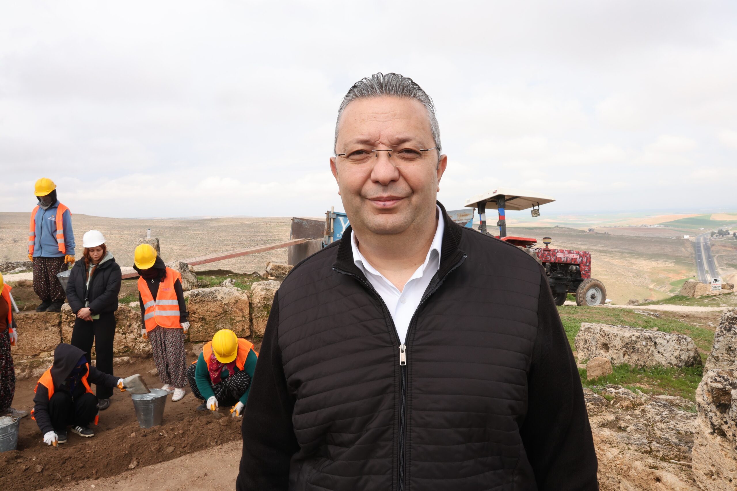 Zerzevan Kalesi'nde işçi olarak çalışan abla-kardeşin hedefi arkeolog olmak