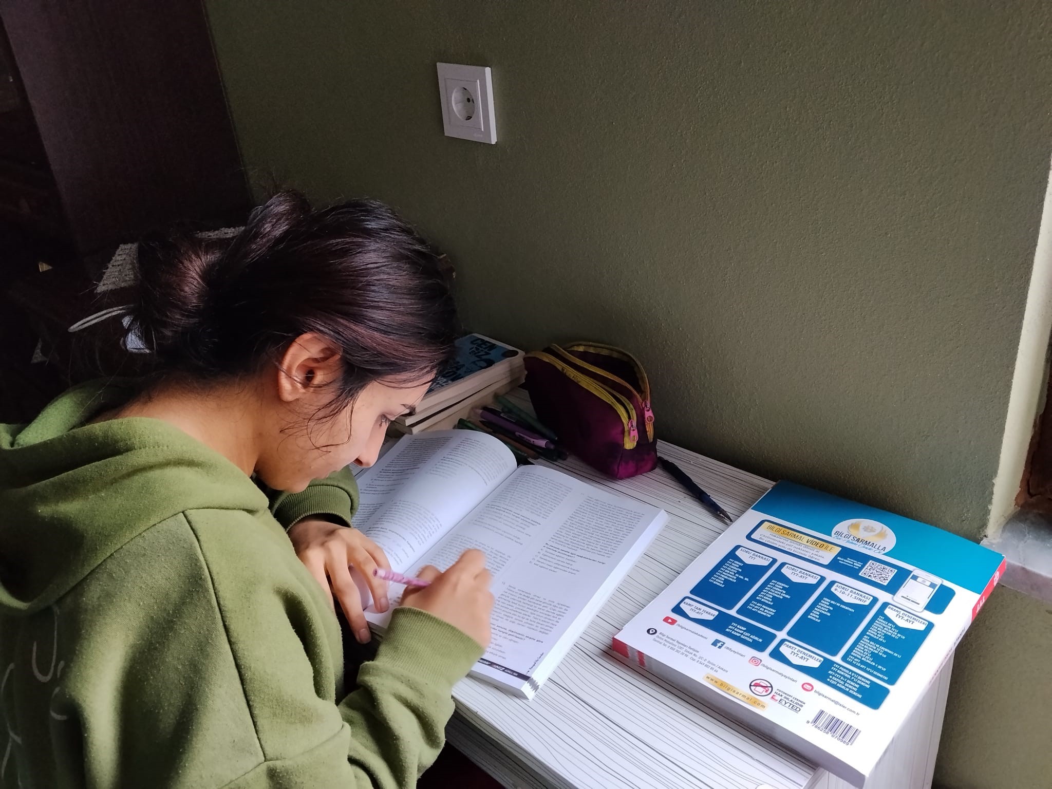 Zerzevan Kalesi'nde işçi olarak çalışan abla-kardeşin hedefi arkeolog olmak