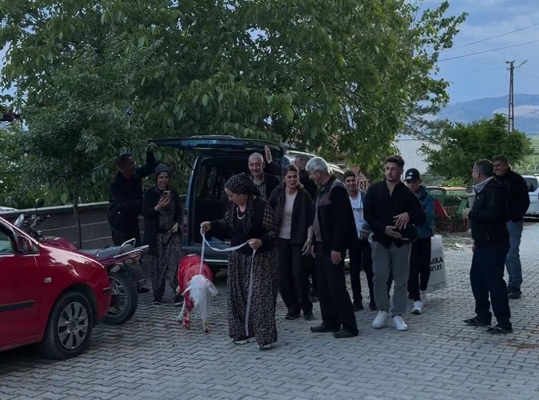 Vatani görevi nedeniyle Diyarbakır'da bulunan genç Kurban Bayramı'nda genç nişanlısına