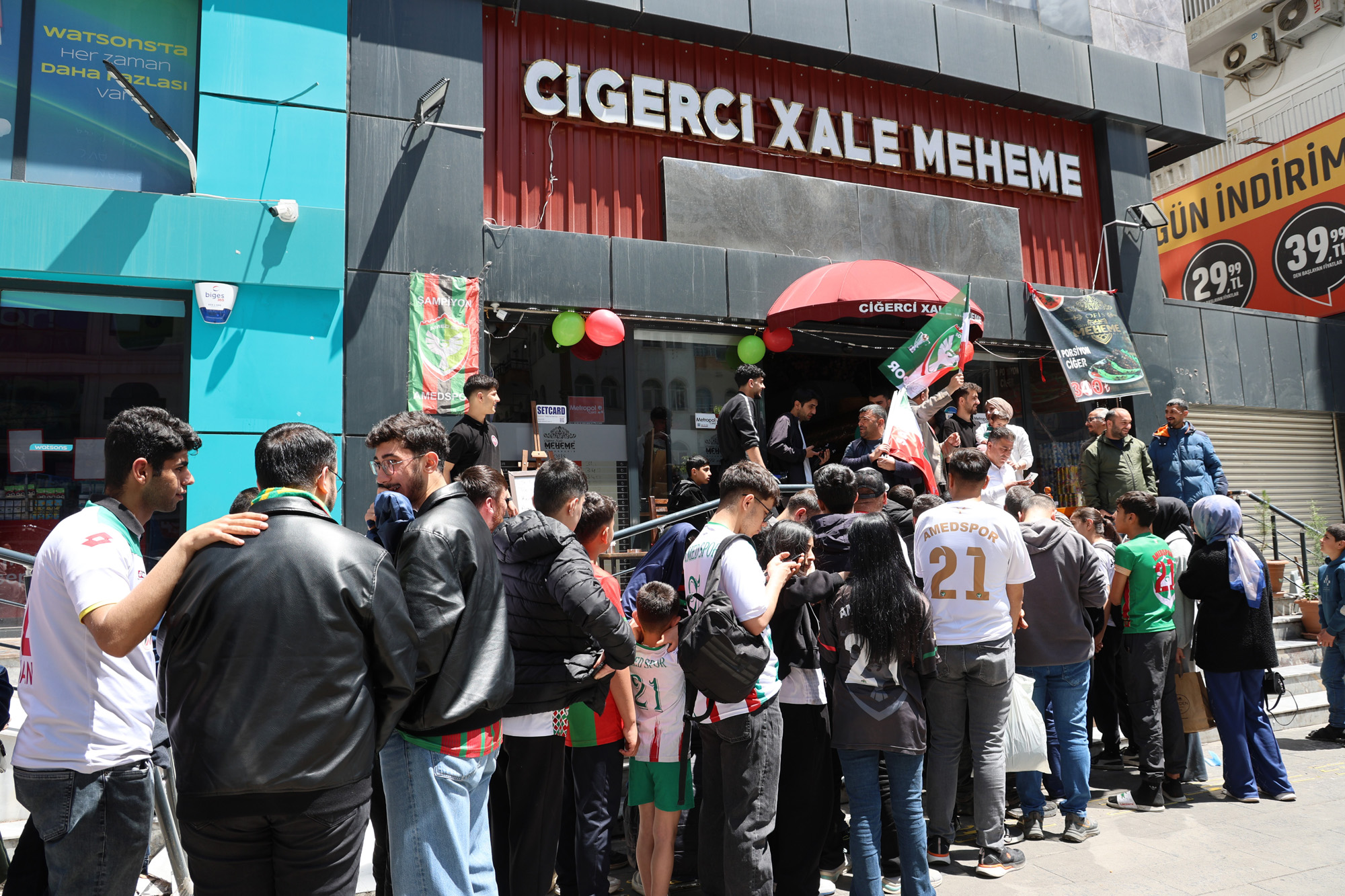 Diyarbakır'da bir ciğerci, Amed Sportif Faaliyetler'in Süper Lige çıkması üzerine