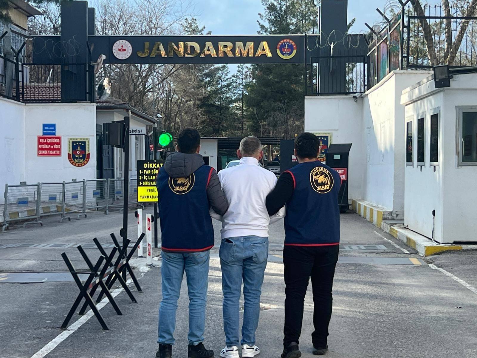 Diyarbakır'da jandarma ekiplerince düzenlenen operasyonlarda haklarında kesinleşmiş hapis cezası bulunan