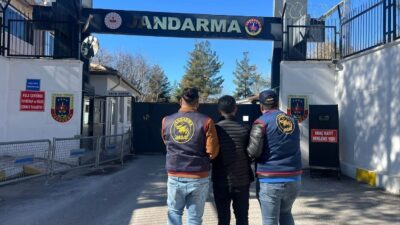 Diyarbakır’da jandarma ekiplerince düzenlenen operasyonlarda, haklarında kesinleşmiş hapis cezası bulunan