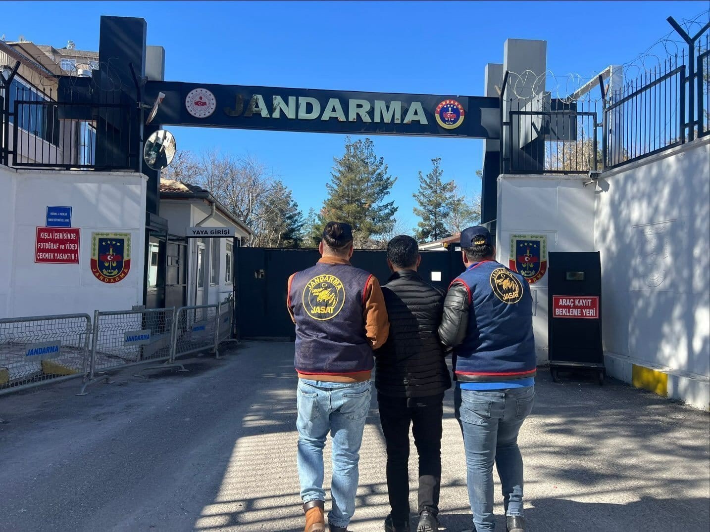 Diyarbakır’da jandarma ekiplerince düzenlenen operasyonlarda, haklarında kesinleşmiş hapis cezası bulunan