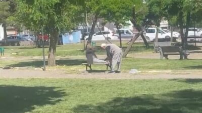 Diyarbakır'da parka giden yaşlı adamlar, bankta mekik çektiği anlar cep