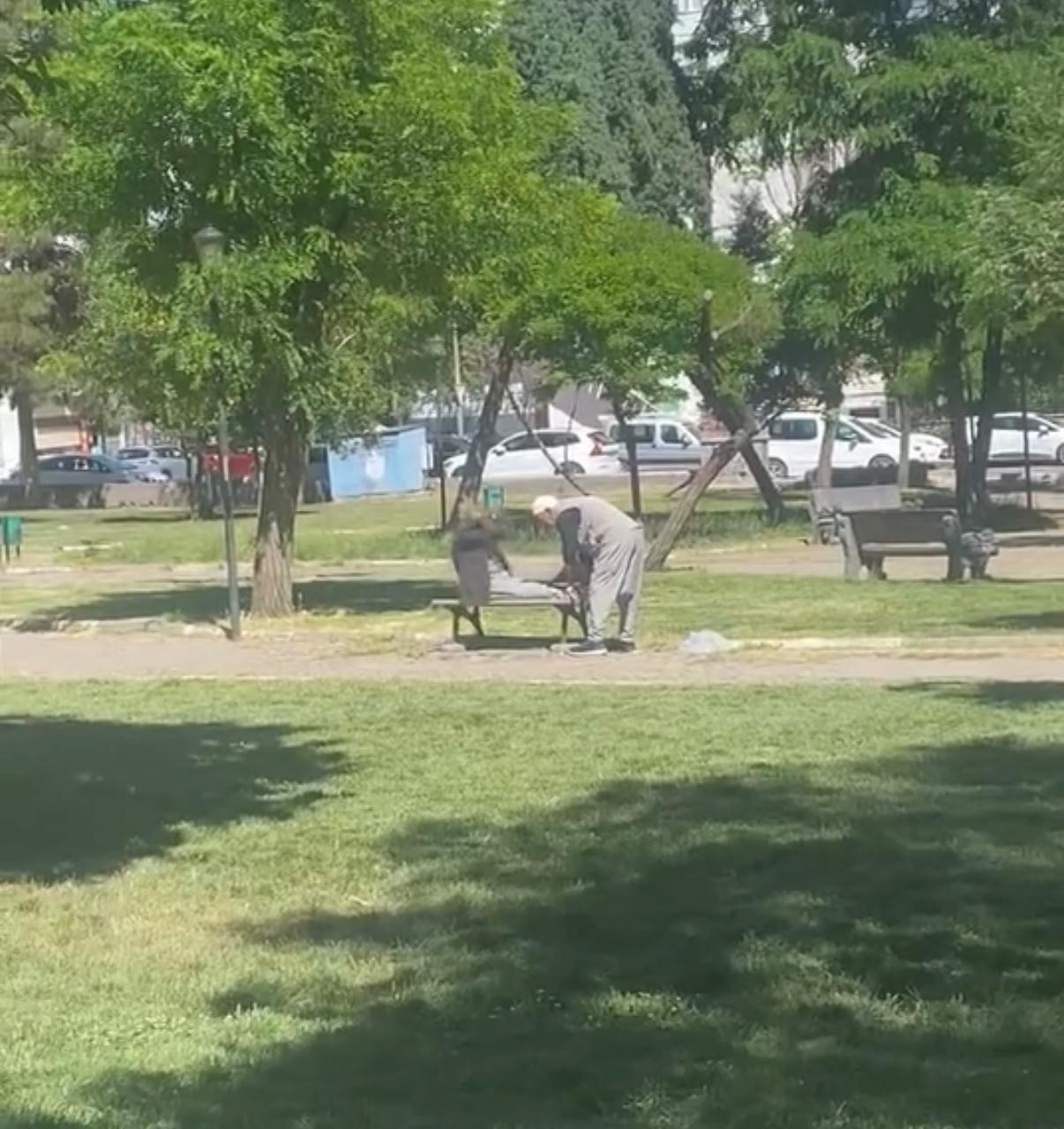 Diyarbakır'da parka giden yaşlı adamlar, bankta mekik çektiği anlar cep