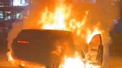 Diyarbakır'ın merkez Kayapınar ilçesinde alev topuna dönen elektrikli SUV, yangın
