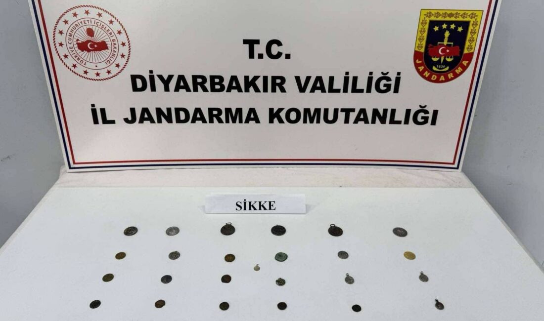 Diyarbakır’da jandarma ekiplerince Çınar ilçesinde düzenlenen tarihi eser kaçakçılığı operasyonunda