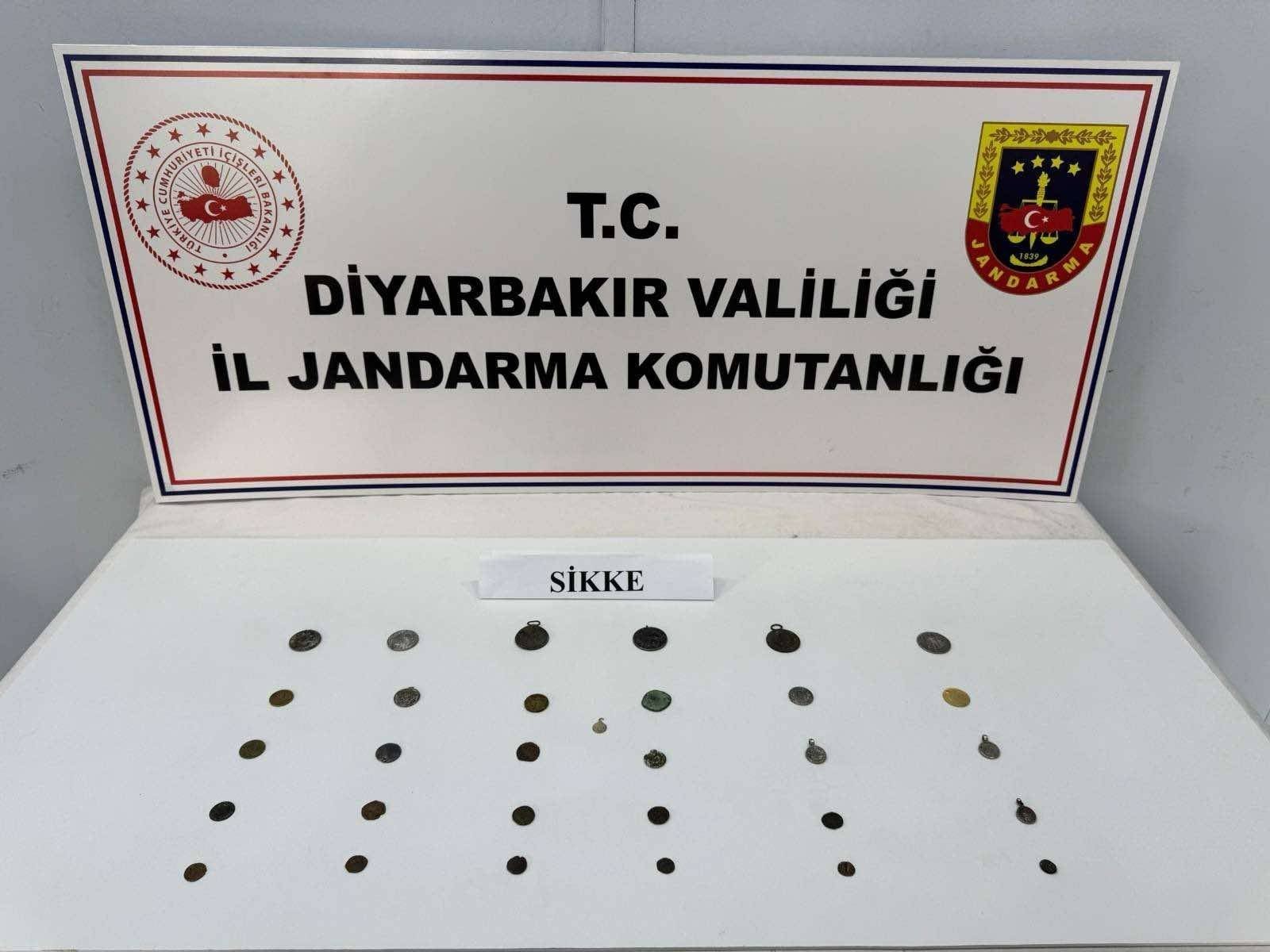 Diyarbakır’da jandarma ekiplerince Çınar ilçesinde düzenlenen tarihi eser kaçakçılığı operasyonunda