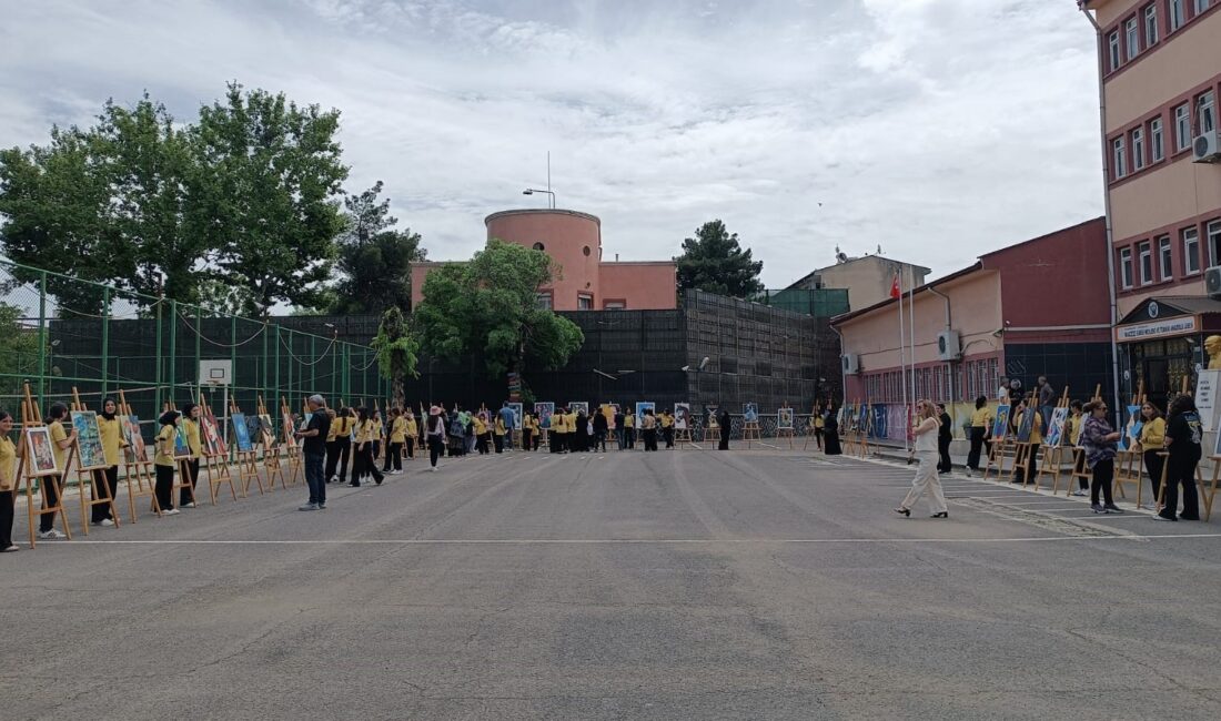 Diyarbakır'da Muazzez Sümer Kız Mesleki ve Teknik Anadolu Lisesi'nde öğrencilerin