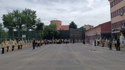 Diyarbakır'da Muazzez Sümer Kız Mesleki ve Teknik Anadolu Lisesi'nde öğrencilerin