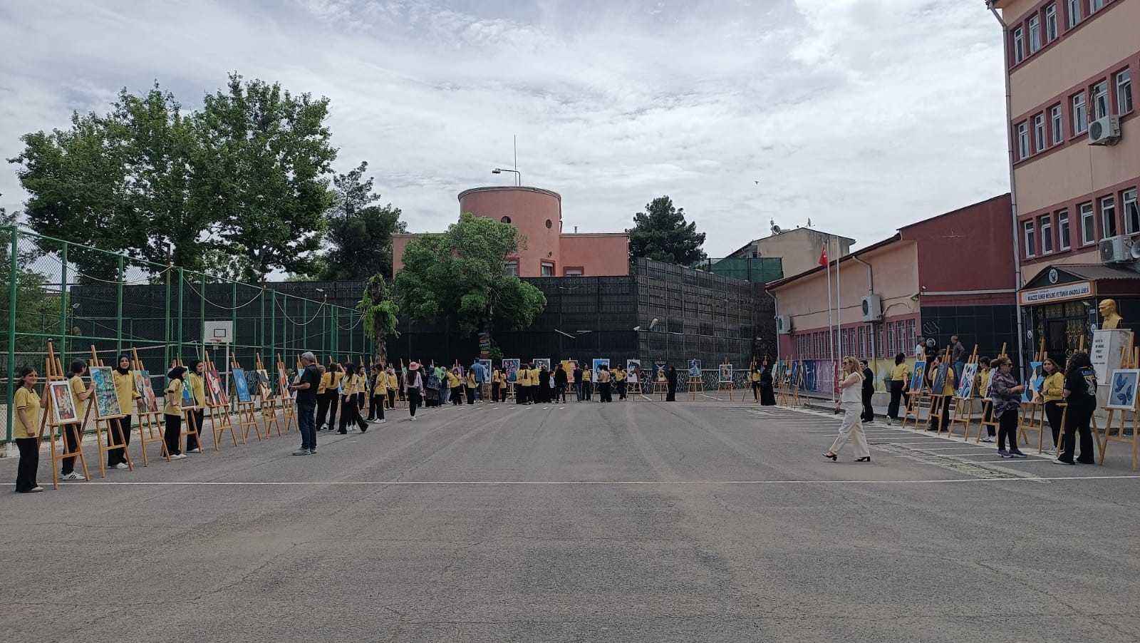 Diyarbakır'da Muazzez Sümer Kız Mesleki ve Teknik Anadolu Lisesi'nde öğrencilerin