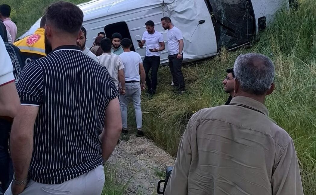 Diyarbakır’da kontrolden çıkan yolcu minibüsünün takla atması sonucu meydana gelen