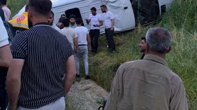 Diyarbakır’da kontrolden çıkan yolcu minibüsünün takla atması sonucu meydana gelen