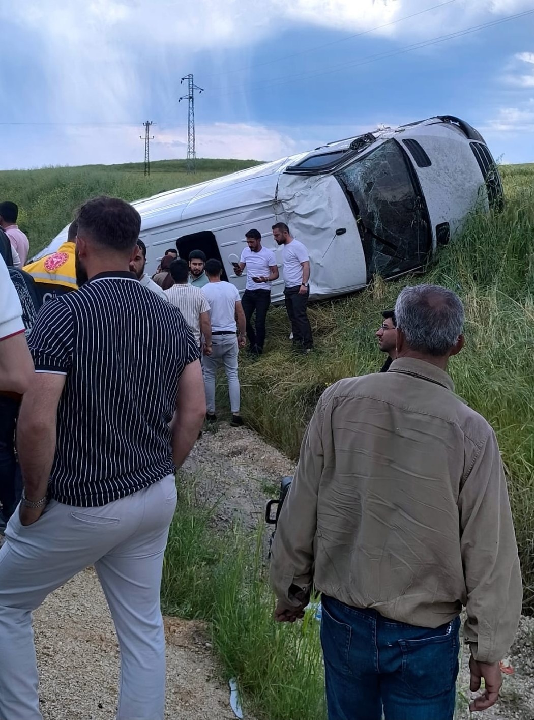 Diyarbakır’da kontrolden çıkan yolcu minibüsünün takla atması sonucu meydana gelen
