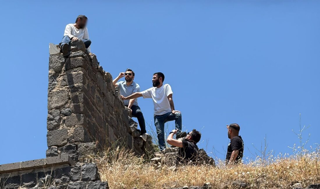 Diyarbakır'da ailevi sorunları olduğu gerekçesiyle surlara çıkıp intihar girişiminde bulunan