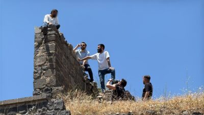 Diyarbakır'da ailevi sorunları olduğu gerekçesiyle surlara çıkıp intihar girişiminde bulunan