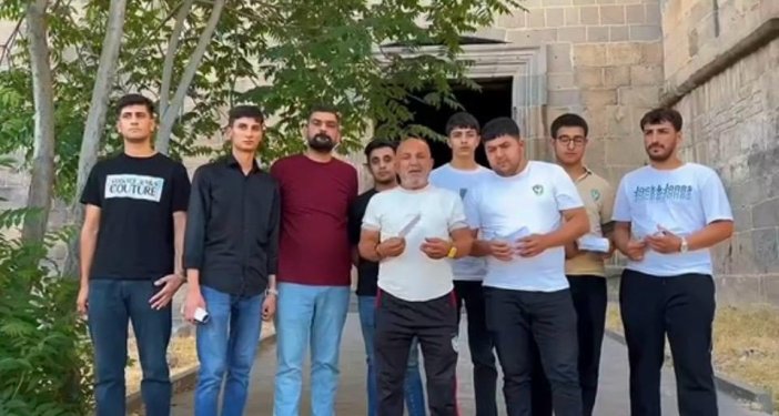 Amedspor Azadi Taraftar Grubu, tribün lideri Ramazan Tugay öncülüğünde Diyarbakır'ın