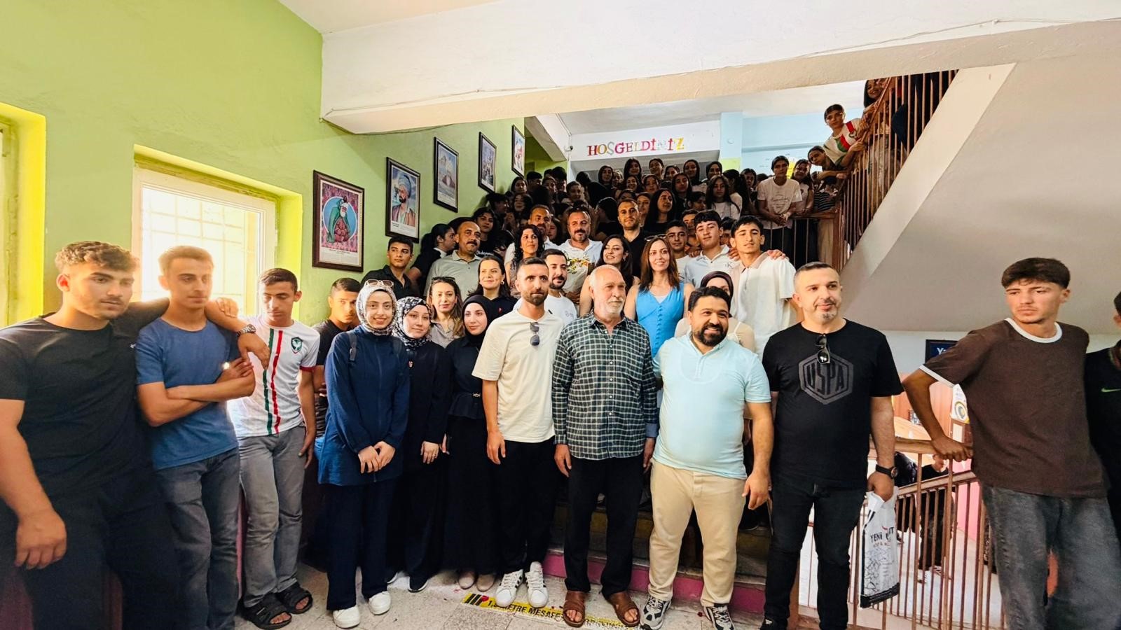 Diyarbakır'da 20 yıldır görev yaptığı okuldan hüzünle ayrıldı