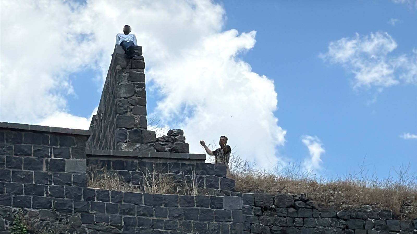 Diyarbakır surlarında intihar girişimi!