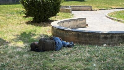 Diyarbakır'da termometreler 38 dereceyi gösterirken, serinlemek isteyen vatandaşlar gölgelik alanlara