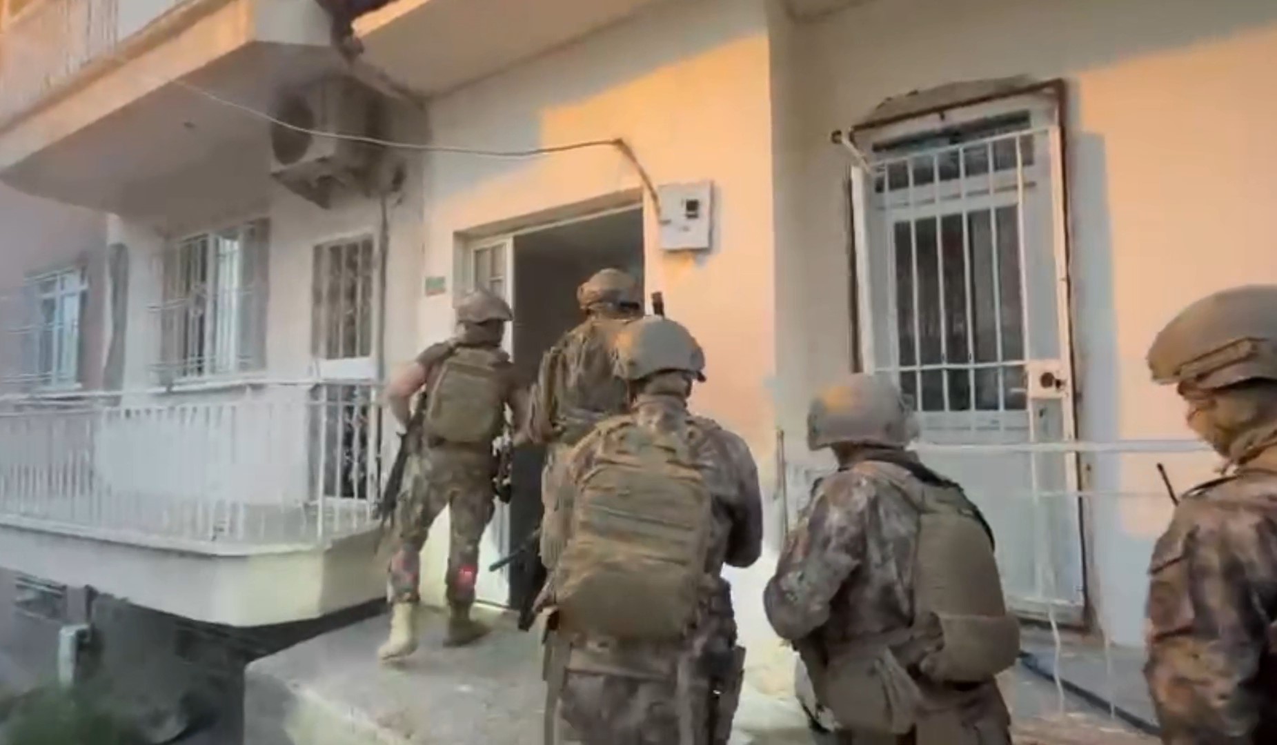 Şanlıurfa merkezli 21 ilde DEAŞ terör örgütüne yönelik düzenlenen operasyonda