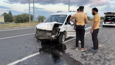 Bingöl’de lastiği patlayan hafif ticari aracın kontrolden çıkarak refüjdeki aydınlatma