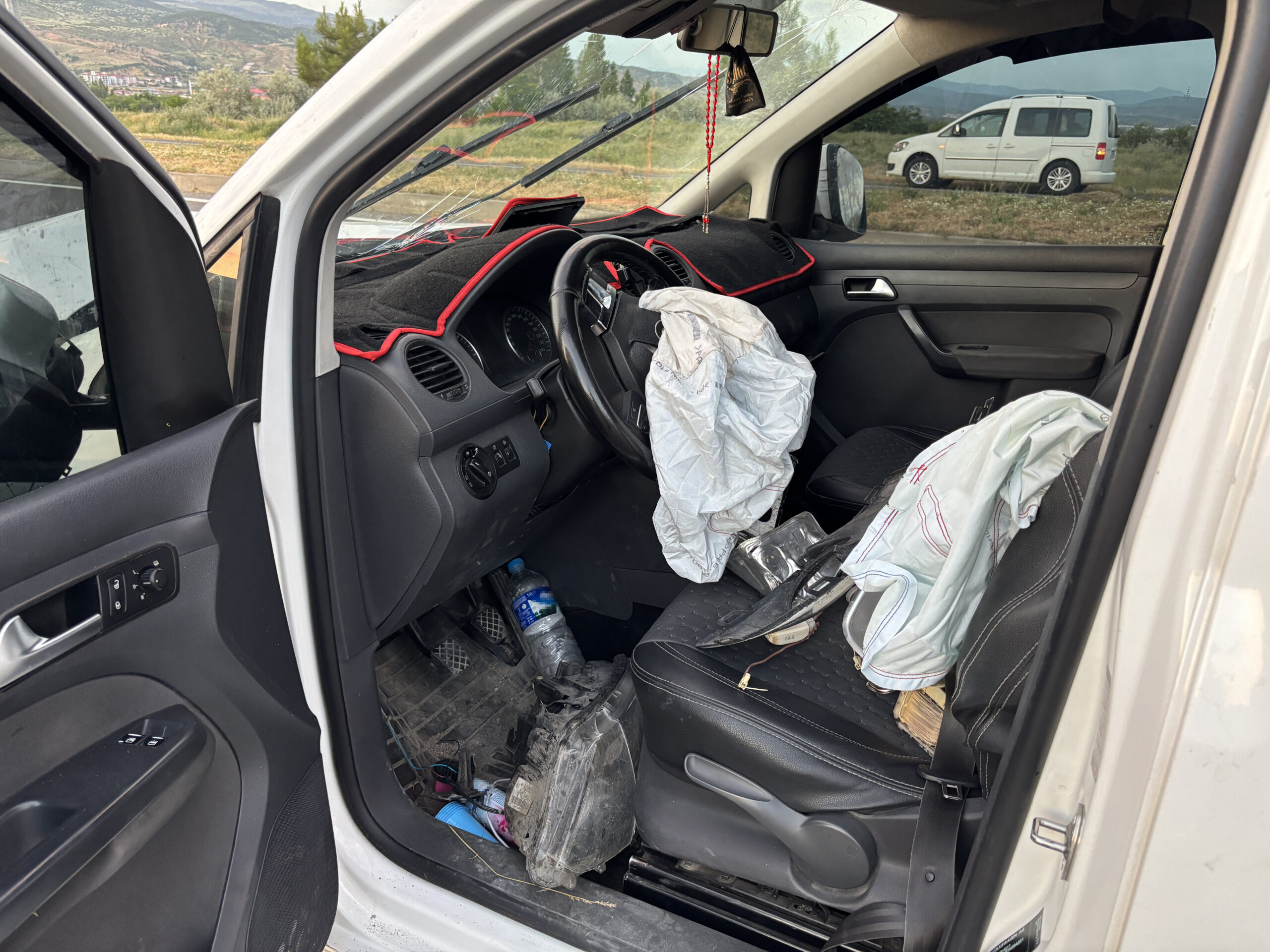 Bingöl-Diyarbakır karayolunda lastiği patlayan araç direğe çarptı: 1 yaralı