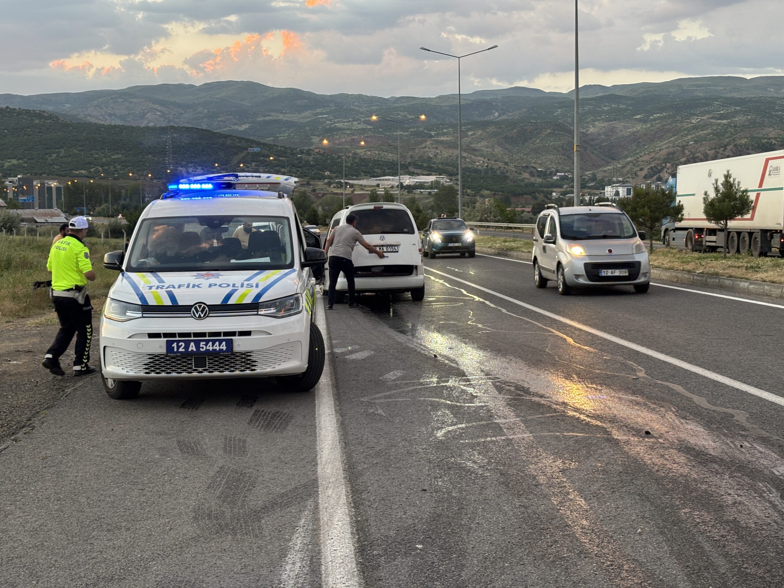 Bingöl-Diyarbakır karayolunda lastiği patlayan araç direğe çarptı: 1 yaralı