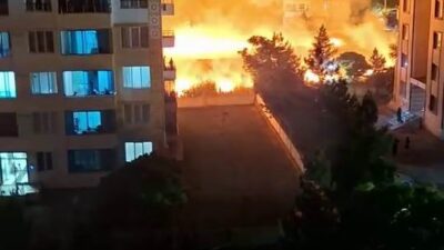 Diyarbakır’ın Bağlar ilçesinde, apartmanların arasında bulunan arazideki kurumuş otlar alev