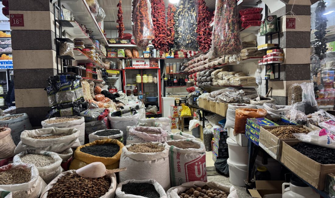 Diyarbakır'ın Çermik ilçesinde bulunan kuruyemiş pazarı, yoğun ilgi görüyor.
