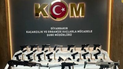 Diyarbakır'da polis ekiplerinin bir otomobilde yaptığı aramada, gizli bölmelerden çok