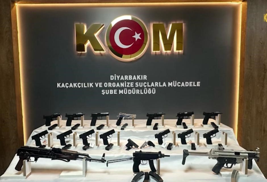 Diyarbakır'da polis ekiplerinin bir otomobilde yaptığı aramada, gizli bölmelerden çok