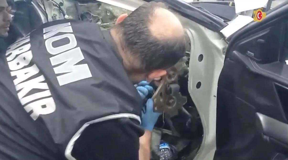 Diyarbakır'da otomobilin gizli bölmelerinden çok sayıda silah çıkartıldı