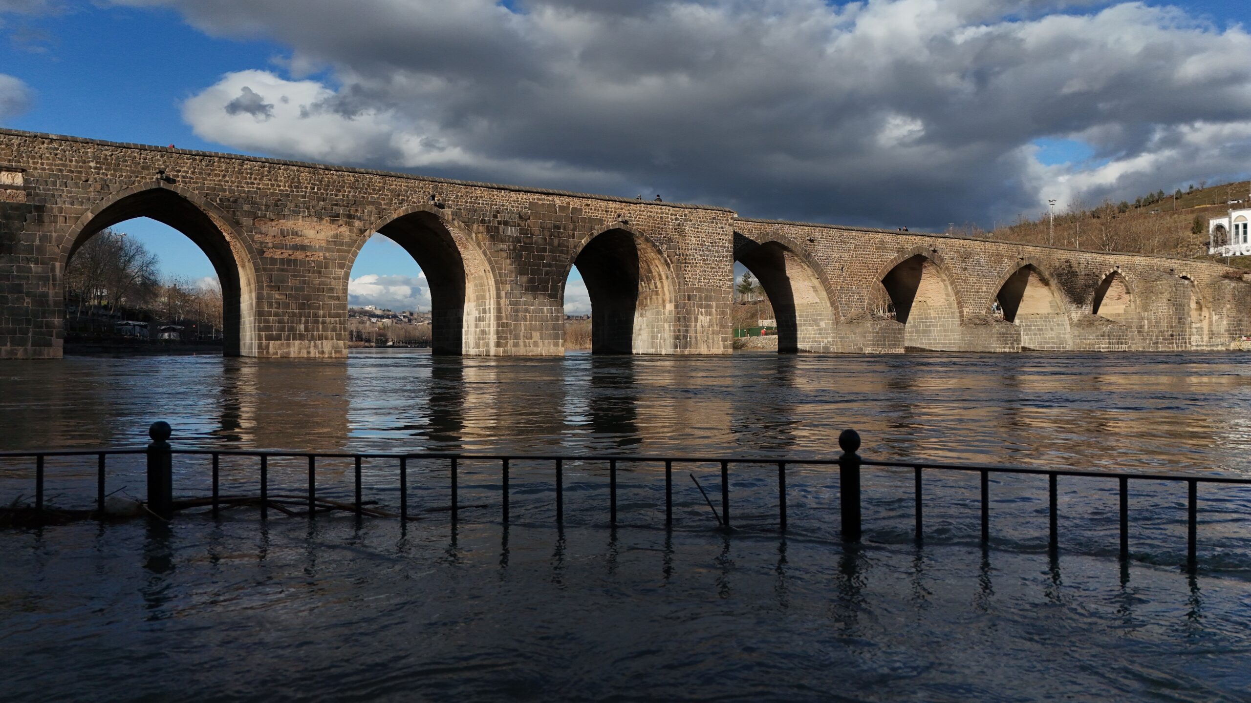 1283 Hareketi Derneği, Diyarbakır’ın tarihi simgelerinden On Gözlü Köprü’ye 1.