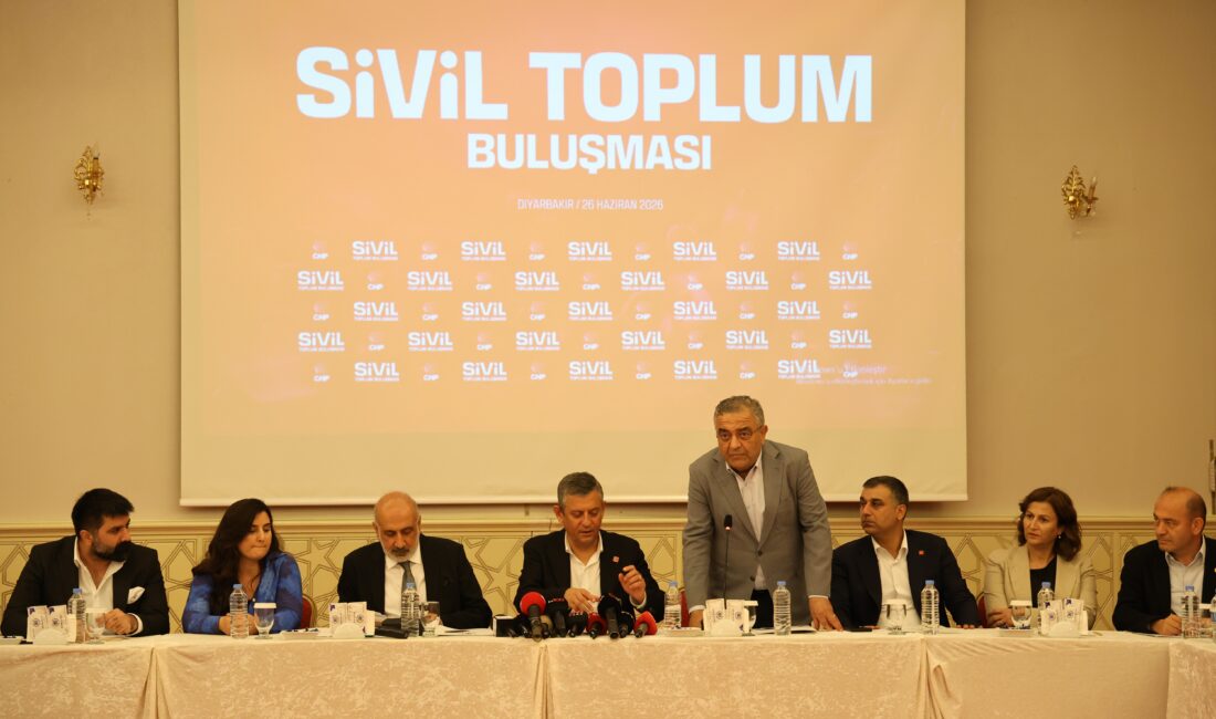 CHP Grup Başkanı Özgür Özel, Diyarbakır'da sivil toplum kuruluşlarıyla bir