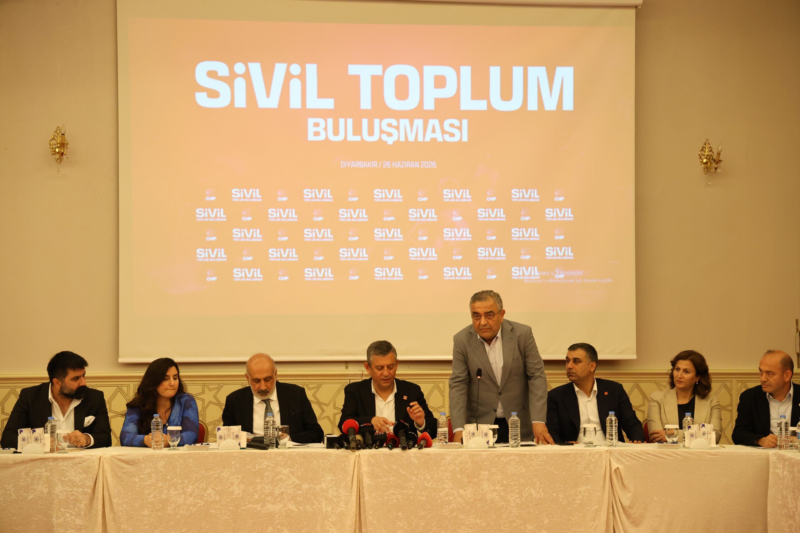 CHP Grup Başkanı Özgür Özel, Diyarbakır'da sivil toplum kuruluşlarıyla bir