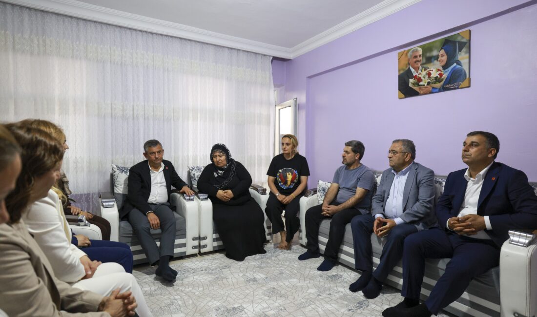  CHP Grup Başkanı Özgür Özel, Diyarbakır'da Rojin Kabaiş'in ailesini