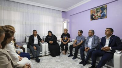  CHP Grup Başkanı Özgür Özel, Diyarbakır'da Rojin Kabaiş'in ailesini