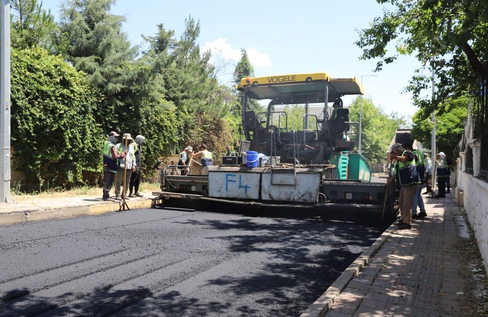 Diyarbakır Büyükşehir Belediyesi, Bağlar ilçesine bağlı Bağcılar Mahallesi’nde yürüttüğü yol