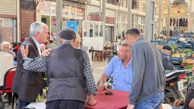 Diyarbakır'ın Çermik İlçe Belediye Başkanı Şehmus Karamehmetoğlu, esnaf ve vatandaşlarla